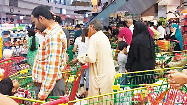 Người dân Qatar xếp hàng đợi thanh toán tại một siêu thị.