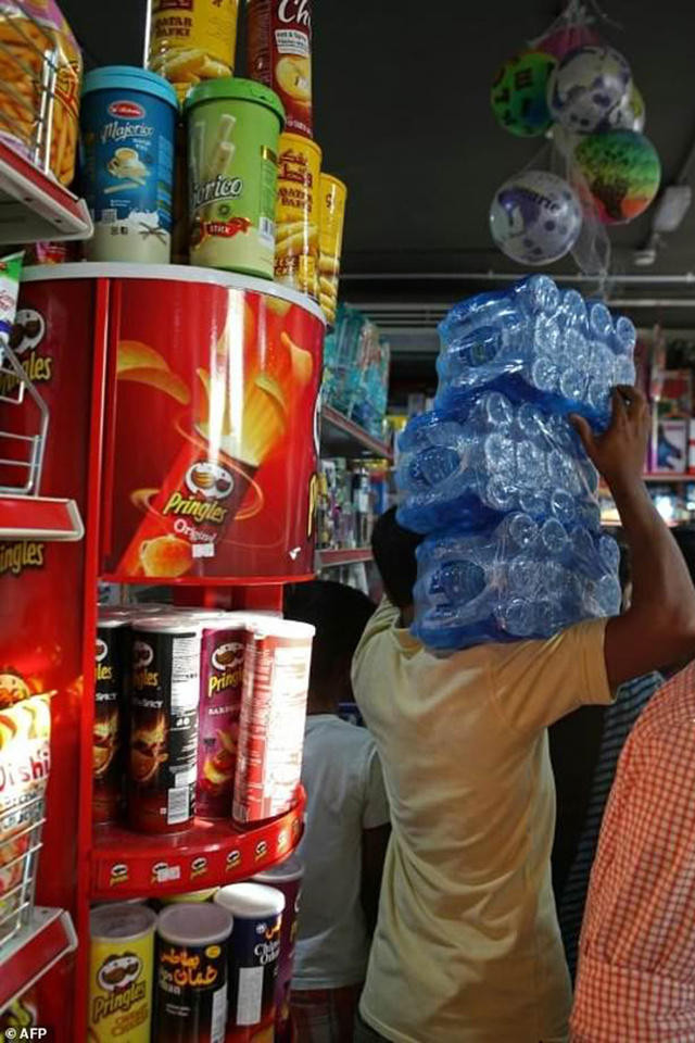 Họ tranh thủ dự trữ cả nước uống.