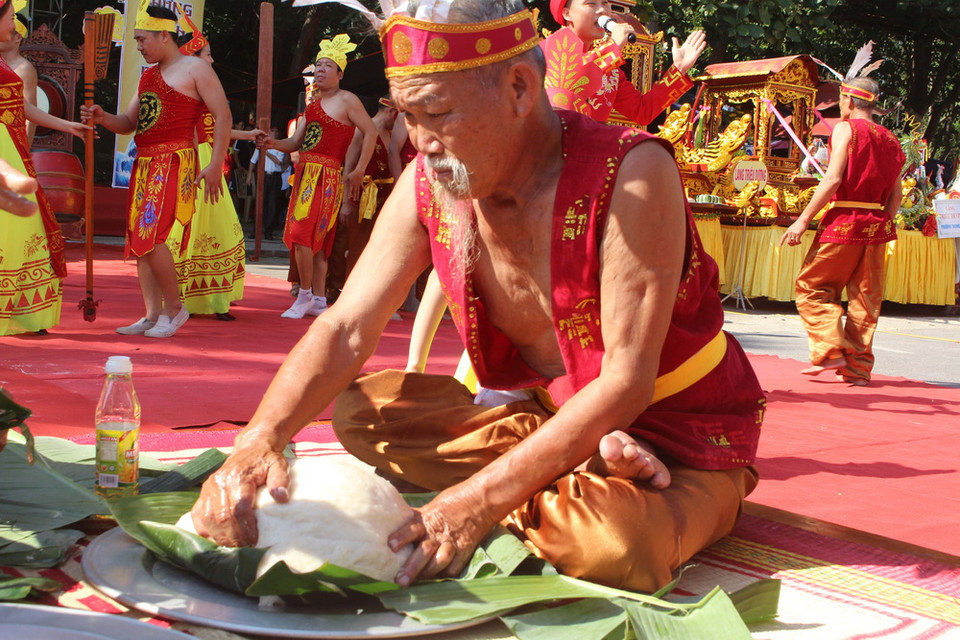 Các công đoạn làm bánh đều được làm bằng phương pháp thủ công truyền thống. (Ảnh: Hoa Mai/TTXVN)