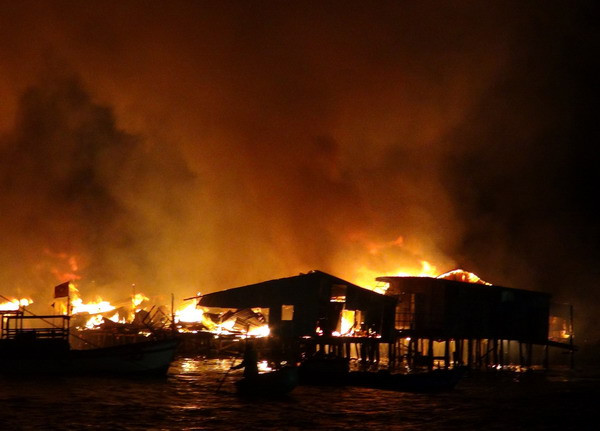 Khoảng 1 giờ 30 phút ngày 18/1, lực lượng chức năng tỉnh Khánh Hòa cơ bản khống chế vụ cháy. (Ảnh: Nguyên Lý/TTXVN)