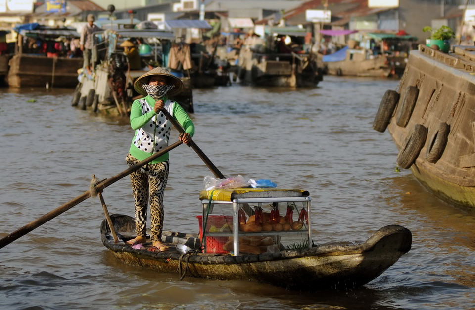 Ghe thuyền là phương tiện giao thông chính tại chợ nổi. (Ảnh: An Hiếu/TTXVN)