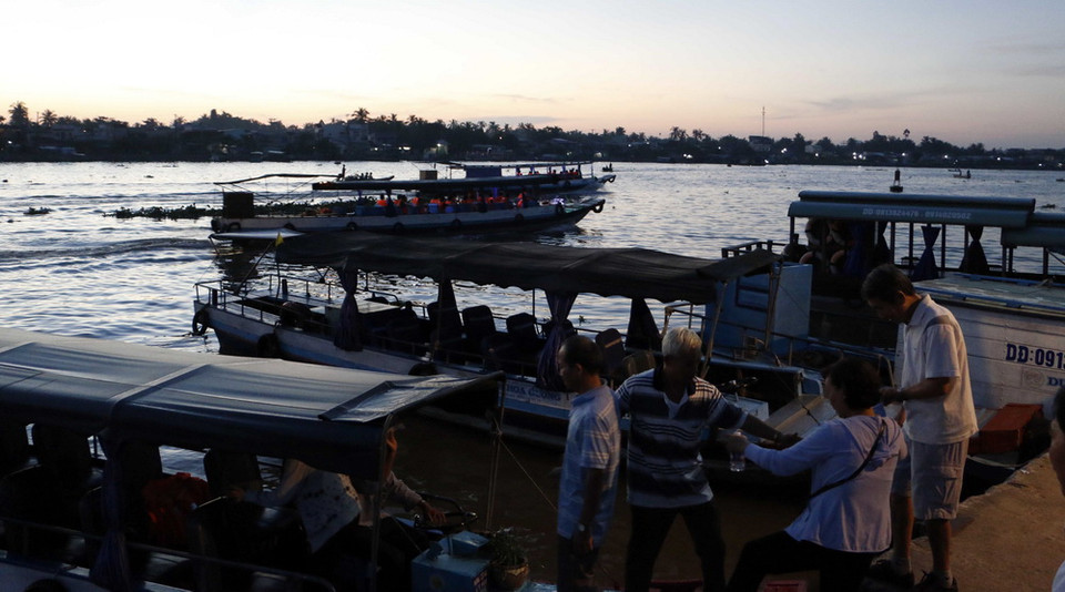 Thuyền đưa du khách đi tham quan Chợ nổi Cái Răng từ Bến Ninh Kiều. (Ảnh: Thanh Liêm/TTXVN)