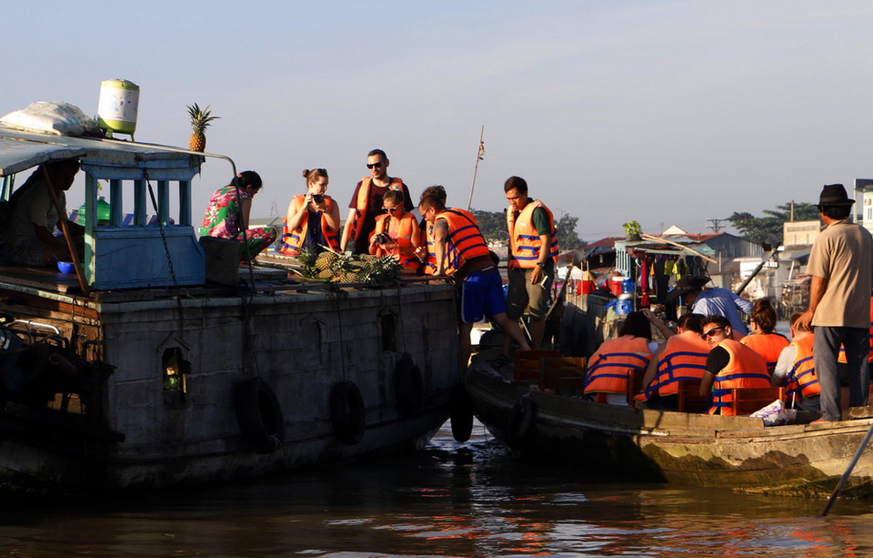 Du khách nước ngoài tham quan Chợ nổi Cái Răng. (Ảnh: Thanh Liêm/TTXVN)