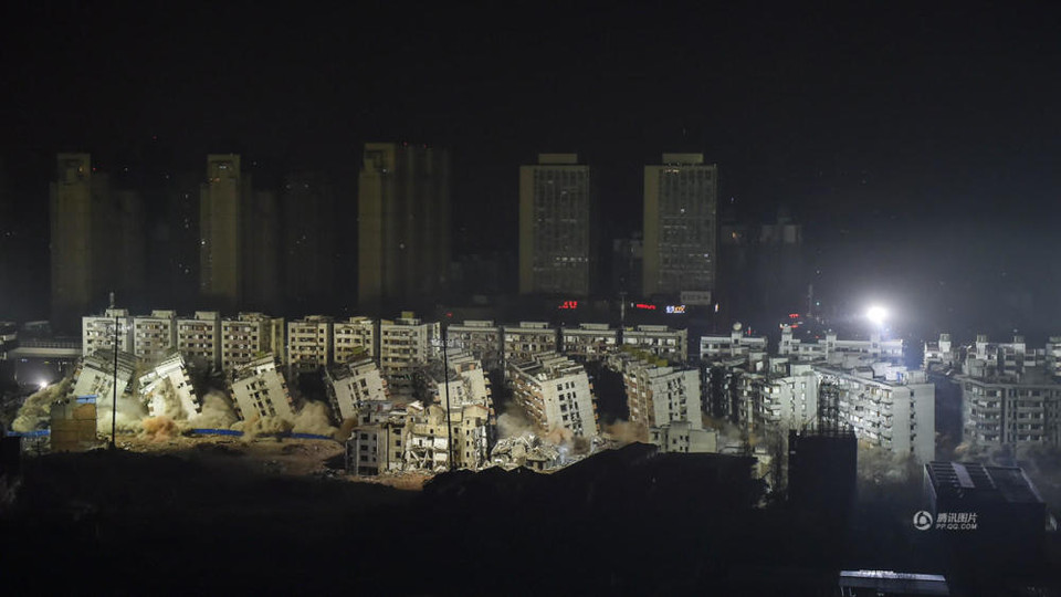 Vụ đánh sập nhà bằng mìn này có quy mô lớn nhất trên thế giới. (Nguồn: QQ)