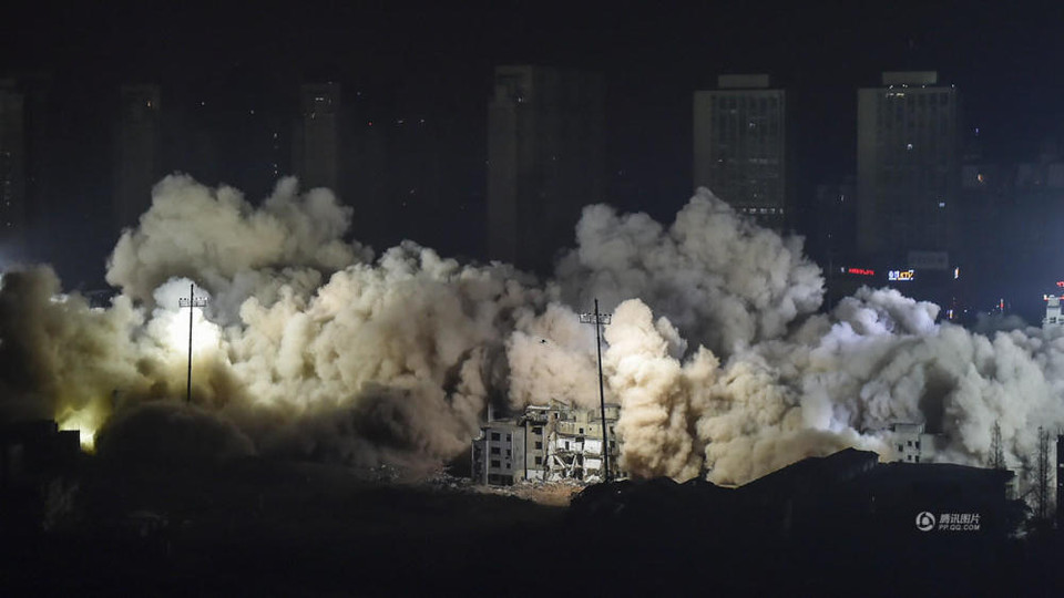 Toàn bộ quá trình đánh sập 19 tòa nhà này chỉ diễn ra trong 10 giây. (Nguồn: QQ)