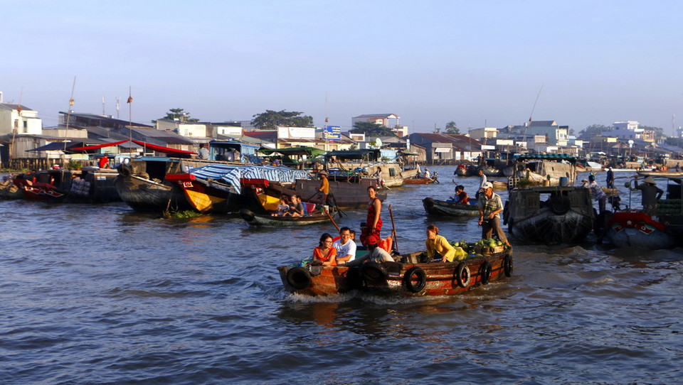Du khách tham quan Chợ nổi Cái Răng. (Ảnh: Thanh Liêm/TTXVN)