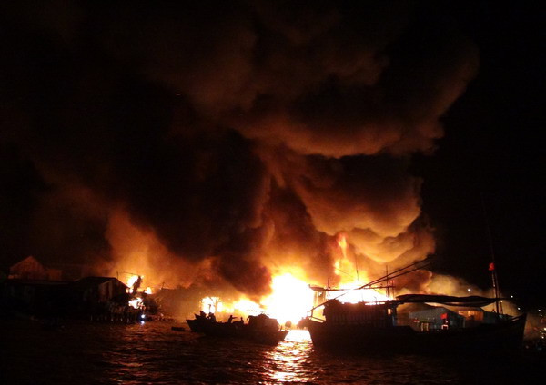 Ngọn lửa bốc cháy trải dài cao hàng chục mét, kèm theo nhiều tiếng nổ lớn. (Ảnh: Nguyên Lý/TTXVN)