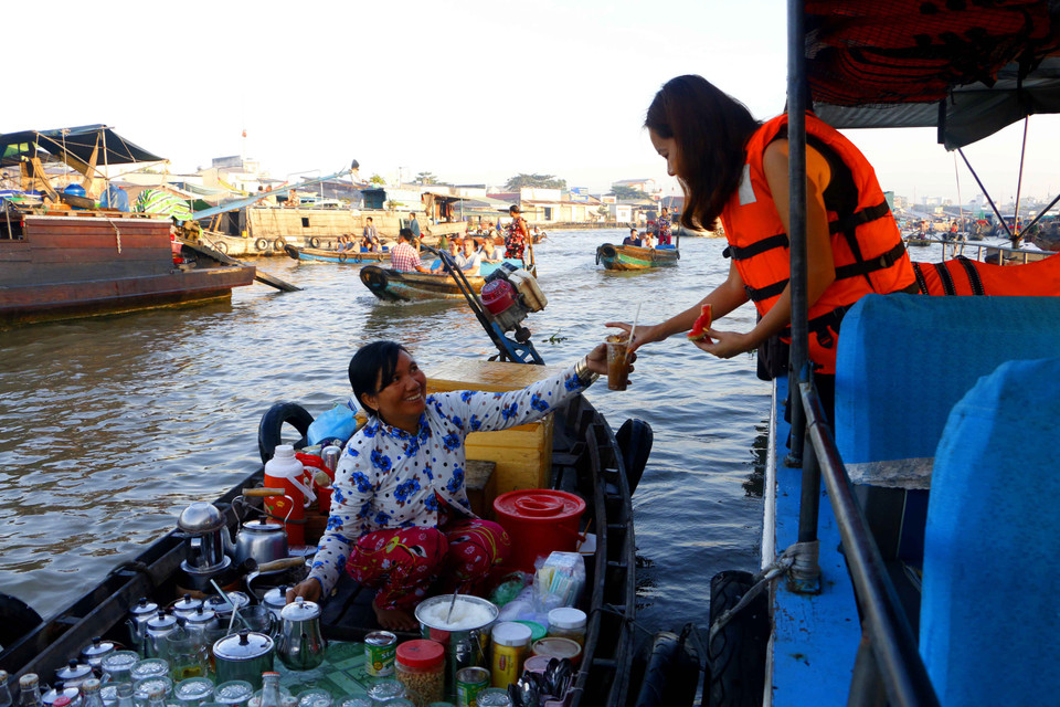 Tại Chợ nổi Cái Răng, du khách có thể ăn sáng, uống càphê ngay trên sông. (Ảnh: Thanh Liêm/TTXVN)