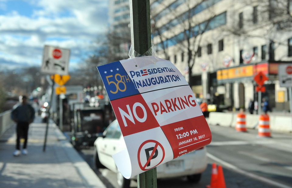 Tàu điện và xe bus là phương tiện giao thông hiệu quả nhất cho những người muốn chứng kiến lễ nhậm chức vì mọi tuyến phố trong vòng bán kính 5km2 đề tính từ Đồi Capitol không được đỗ xe. (Ảnh: Thanh Tuấn/Vietnam+)