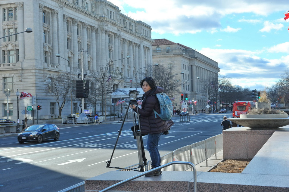 Các phóng viên 'xí chỗ' các góc máy đẹp. Trong ngày nhậm chức của Tổng thống Trump, phóng viên phải có vé thì mới được tiếp cận những khu vực gần khán đài hay đoàn diễu hành. (Ảnh: Thanh Tuấn/Vietnam+)