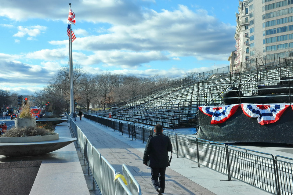 Rất nhiều khán đài dã chiến như thế này được bố trí dọc các tuyến bố đoàn diễu hành của Tổng thống Donald Trump đi qua. (Ảnh: Thanh Tuấn/Vietnam+)