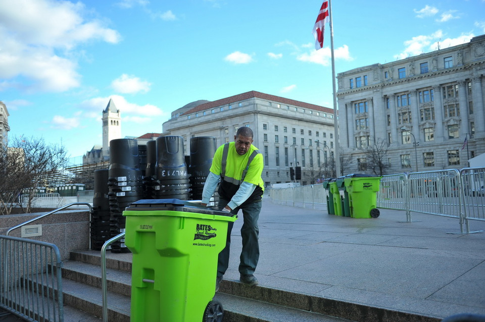 Một người lao công đang cần mẫn làm công việc của mình phía sau khán đài. Hàng nghìn công nhân như thế này đã được huy động trong hơn 1 tuần qua để chuẩn bị cho Lễ nhậm chức. (Ảnh: Thanh Tuấn/Vietnam+)