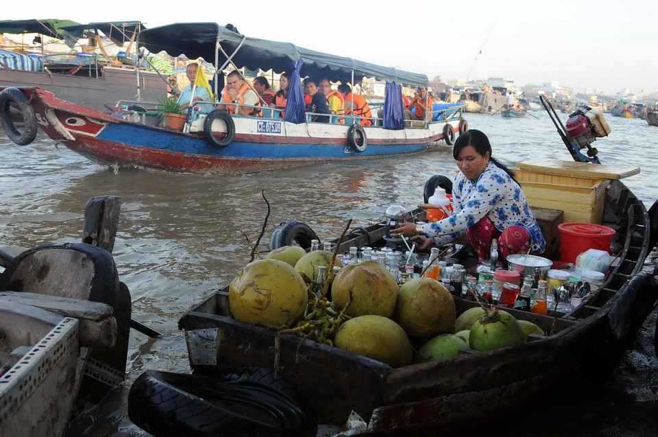 Du khách quốc tế tham quan chợ nổi. (Ảnh: An Hiếu/TTXVN)