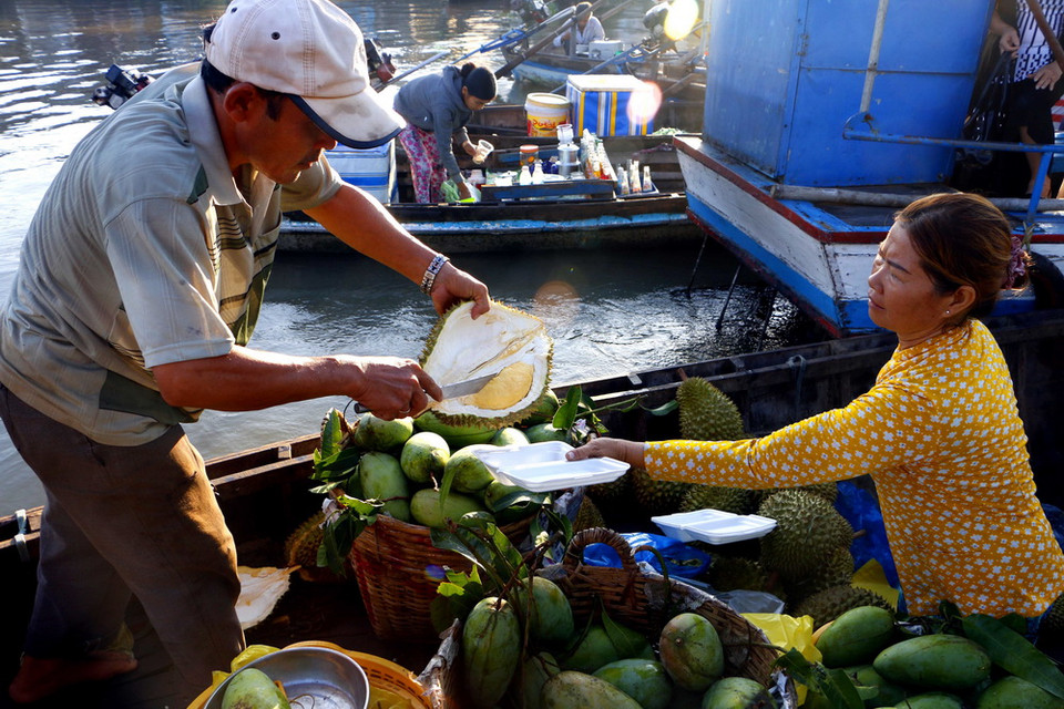 Tiểu thương bán trái cây ở Chợ nổi Cái Răng. (Ảnh: Thanh Liêm/TTXVN)