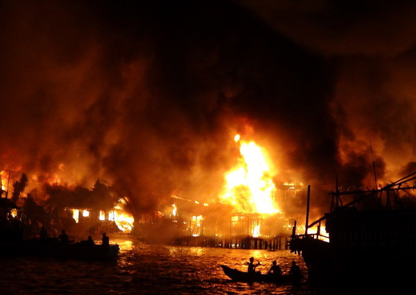 Công tác chữa cháy gặp rất nhiều khó khăn. (Ảnh: Nguyên Lý/TTXVN)