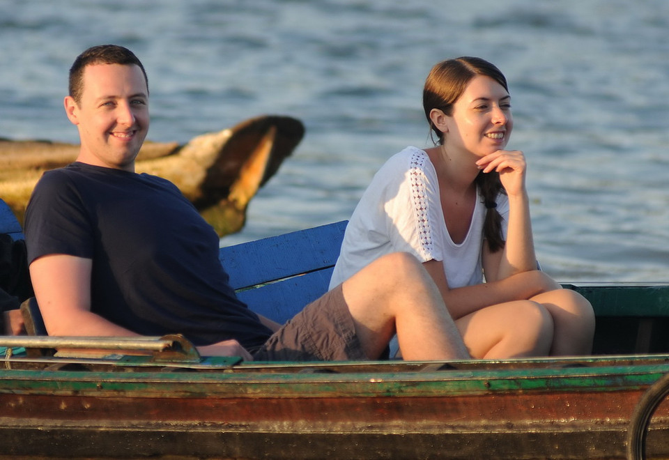 Du khách quốc tế tham quan chợ nổi. (Ảnh: An Hiếu/TTXVN)