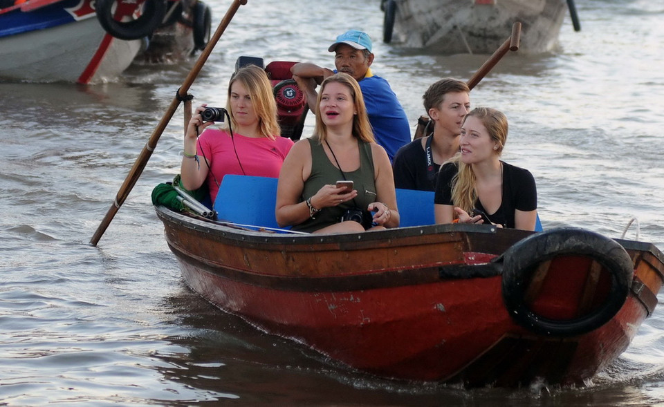 Du khách quốc tế tham quan chợ nổi Cái Răng. (Ảnh: An Hiếu/TTXVN)