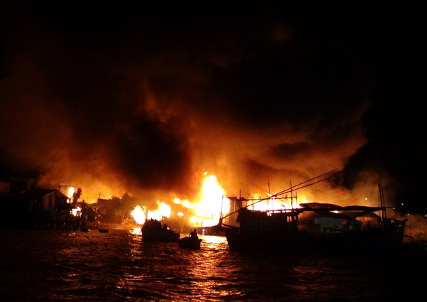 Các lực lượng chức năng tỉnh Khánh Hòa vẫn đang tập trung khắc phục hậu quả vụ cháy. (Ảnh: Nguyên Lý/TTXVN)