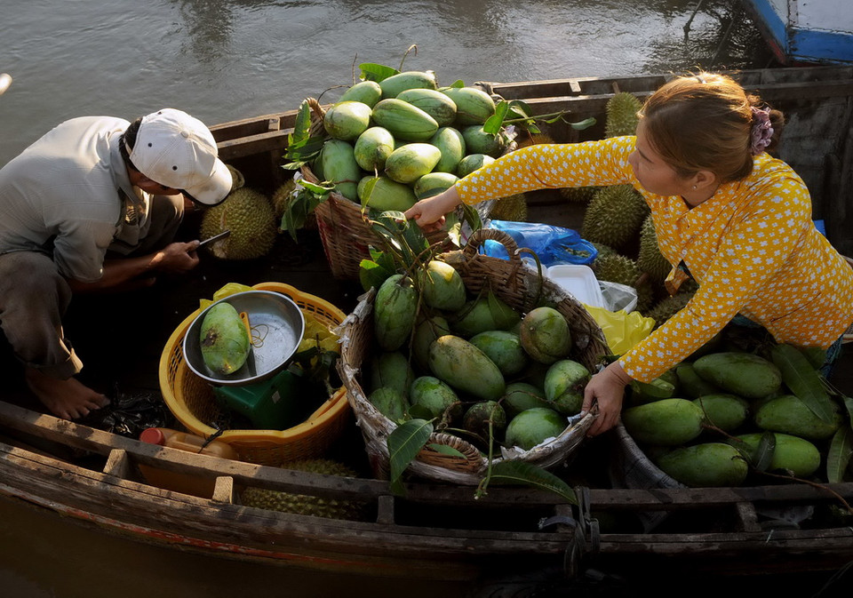 Các sản phẩm nông sản, hoa quả được bày bán trên ghe thuyền tại chợ nổi Cái Răng. (Ảnh: An Hiếu/TTXVN)