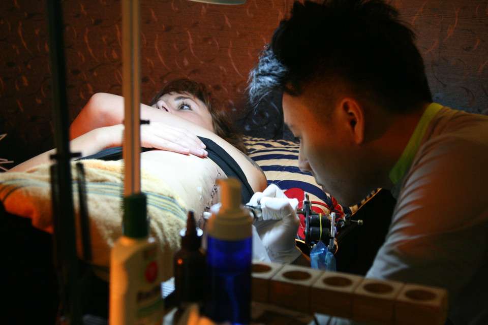 Lịch sử xăm mình bắt đầu từ hơn 5.000 nghìn năm trước Công nguyên, có 2 nguồn gốc chính: Người Polynesian gọi là ta - có nghĩa là một thứ gây ấn tượng, còn người Tahitian gọi là Tatau - có nghĩa là một thứ dấu ấn. (Ảnh: Xâm Phan/Vietnam+)