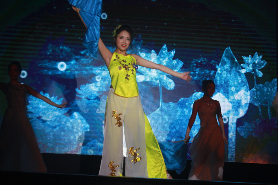 Hoàng Thị Minh Tâm với tiết mục múa “Bánh trôi nước.” (Ảnh: Thái Sương/Vietnam+) 