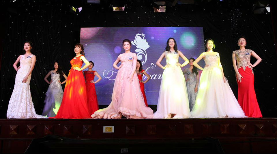 Sau phần thi tài năng và trang phục dạ hội, Ban giám khảo đã lựa chọn được top 6 nữ sinh xinh đẹp và tài năng nhất. (Ảnh: Thái Sương/Vietnam+)