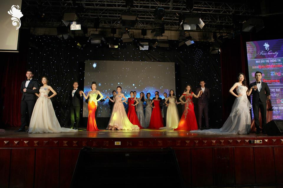 Các thí sinh lộng lẫy trong trang phục dạ hội. (Ảnh: Thái Sương/Vietnam+)