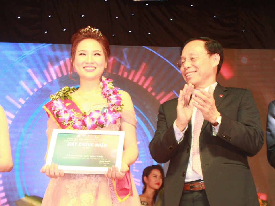 Tân Hoa khôi rạng rỡ trong giây phút đăng quang. (Ảnh: Tháii Sương/Vietnam+)