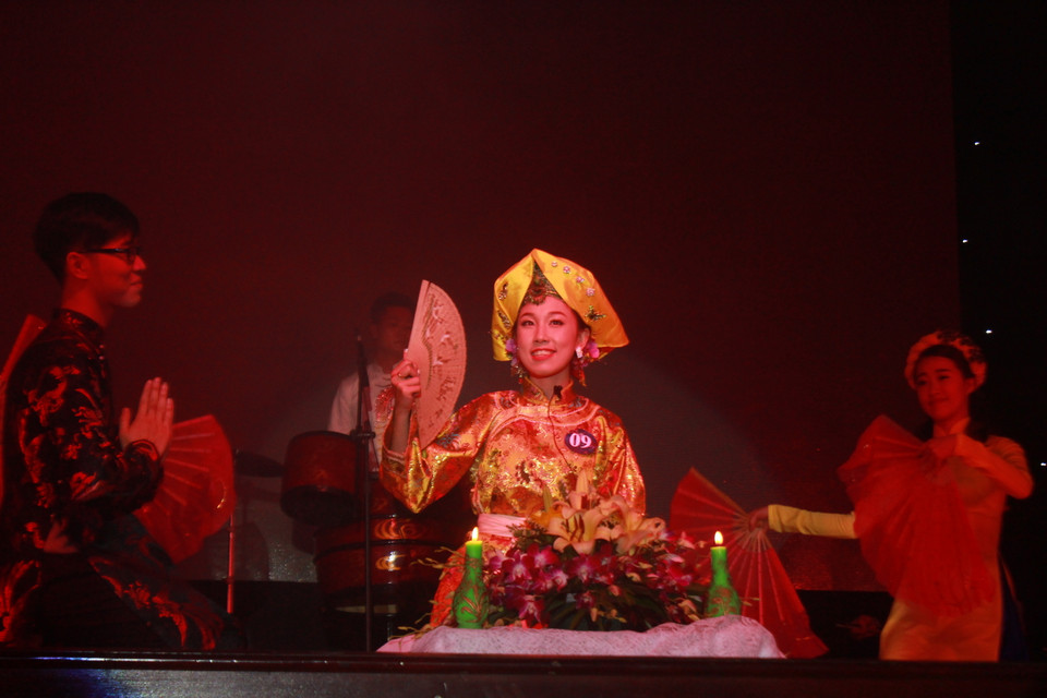 Phần thể hiện hát chầu văn của thí sinh Nguyễn Thanh Mai đến từ khoa Báo chí. (Ảnh: Thái Sương/Vietnam+)