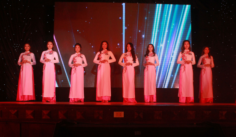 Các thí sinh mở màn cuộc thi với phần trình diễn áo dài truyền thống của phụ nữ Việt Nam. (Ảnh: Thái Sương/Vietnam+)