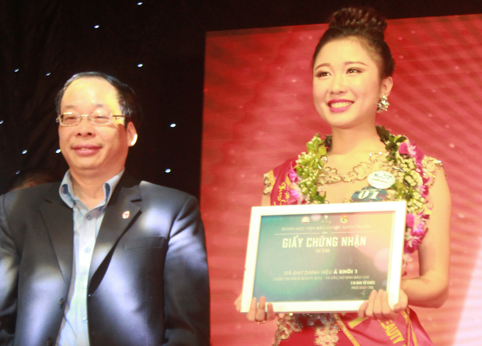 Á khôi 1 thuộc về thí sinh mang SBD 001 Vũ Nguyễn Bích Ngọc. (Ảnh: Thái Sương/Vietnam+)