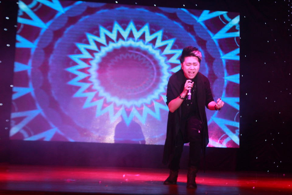 Ca sĩ khách mời Minh Vương khuấy động sân khấu với những ca khúc hit đình đám. (Ảnh: Thái Sương/Vietnam+)