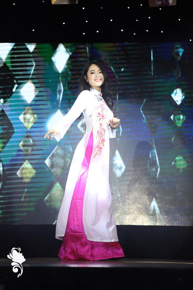 Thí sinh Lê Lan Hương duyên dáng sải bước trên sân khấu Press Beauty khi khoác trên mình bộ trang phục truyền thống. (Ảnh: Thái Sương/Vietnam+)