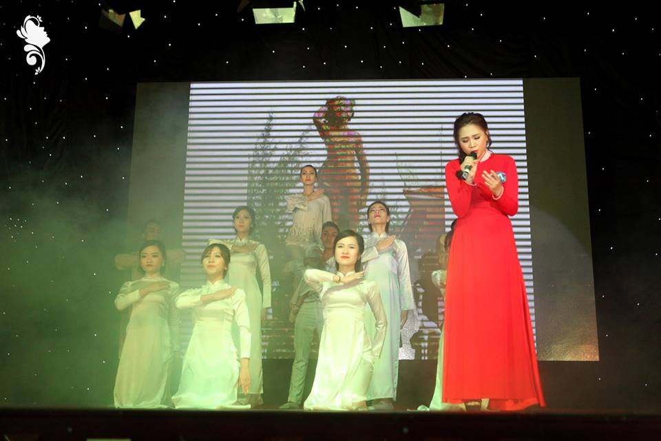 Phần hát múa “Biết ơn chị Võ Thị Sáu” đầy cảm xúc của thí sinh Vũ Phương Anh. (Ảnh: Thái Sương/Vietnam+)