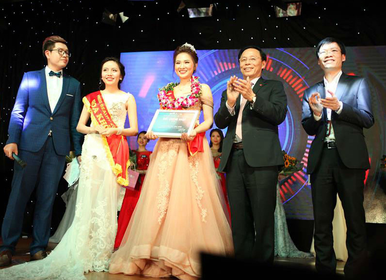 Với phần trả lời câu hỏi thông minh nhạy bén. Vũ Phương Anh đạ hoàn toàn chinh phục được Ban giám khảo và giành được vương miện Miss Press Beauty 2016. (Ảnh: Thái Sương/Vietnam+)