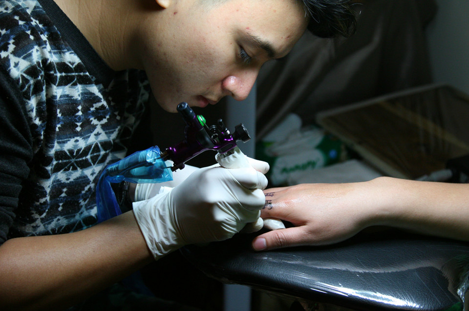 Các loại hình xăm có kích thước và chi tiết khác nhau sẽ cần thời gian mực ngấm vào da khác nhau. Hình nhỏ từ 3-5 ngày, hình to từ 7-10 ngày. Trong thời gian này, người xăm cần kiêng ăn một số thức ăn như trứng, cá, rau muống và tránh dùng nước xà phòng. (Ảnh: Xâm Phan/Vietnam+)