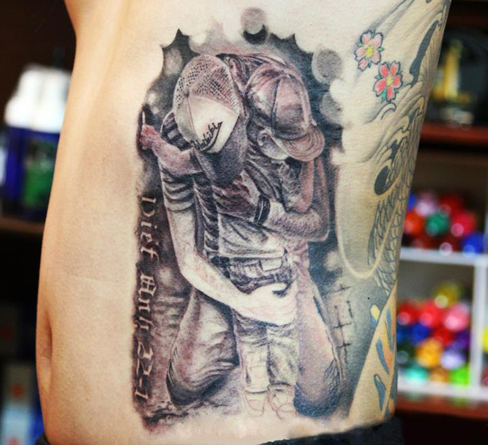 Trước kia, đây là thứ văn hóa cộng đồng như xăm vật tổ để nhận biết người cùng trong một bộ lạc. Ngày nay, quan điểm đã 'thoáng,' hơn nhiều, có thể là cách đánh dấu mốc quan trọng trong cuộc đời. (Hình: một ông bố trẻ xăm nhân ngày đứa con trai đầu lòng ra đời. Ảnh: Xâm Phan/Vietnam+)