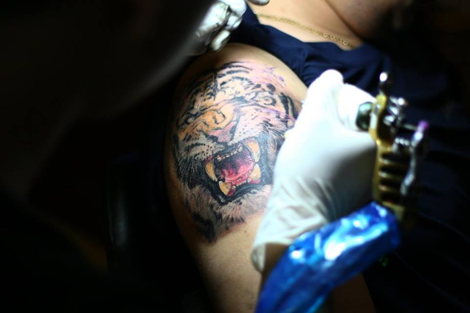 Mỗi người, tùy tính cách, sở thích hay với ý nghĩa nào đó mà lựa chọn những mẫu xăm phù hợp. (Ảnh: Xâm Phan/Vietnam+)