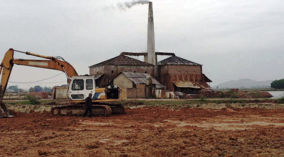 Cảnh thi công tấp nập này hoàn toàn trái ngược với lời khẳng định của lãnh đạo xã về việc việc hoàn toàn không có lò vòng nào tại địa phương. (Ảnh: PV/Vietnam+)