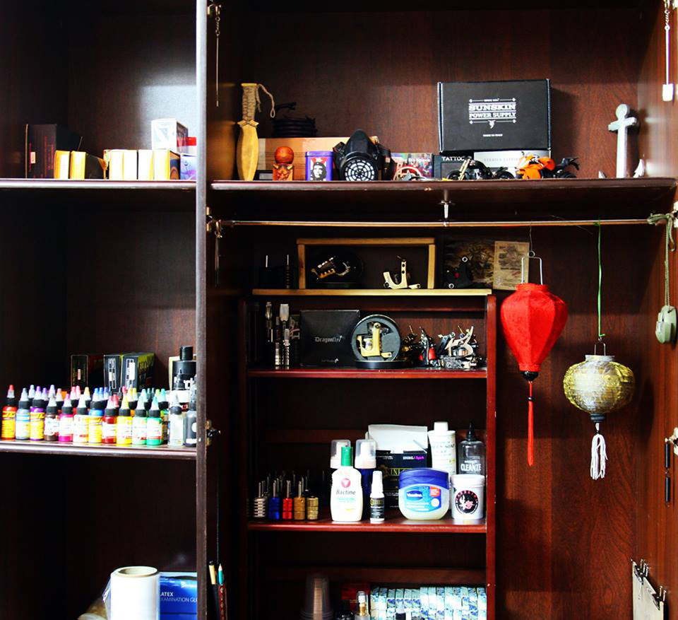 Ngày nay, từ các mẫu xăm đến mực xăm rất đa dạng, người xăm có thể thoải mái lựa chọn màu sắc phù hợp với mình. (Ảnh: Xâm Phan/Vietnam+)