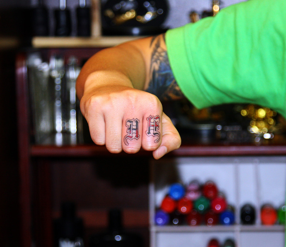 Đối tượng xăm hình không chỉ có giới trẻ mà có cả những bậc trung niên có cái nhìn thoáng đối với hình xăm. Và không chỉ có nam giới, nhiều phụ nữ cũng đi xăm. Cô gái tên L. (Hà Nội) dùng hình xăm thể hiện tình yêu đối với mẹ của mình. (Ảnh: Xâm Phan/Vietnam+)