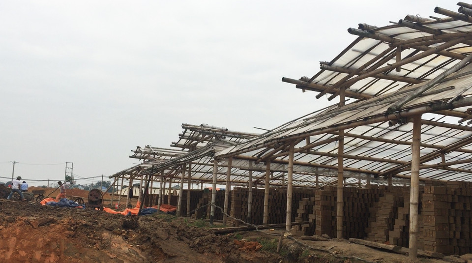 Hình ảnh ghi nhận từ xã Bắc Phú, một công trình lò vòng đang được khẩn trương hoàn tất... (Ảnh: PV/Vietnam+)