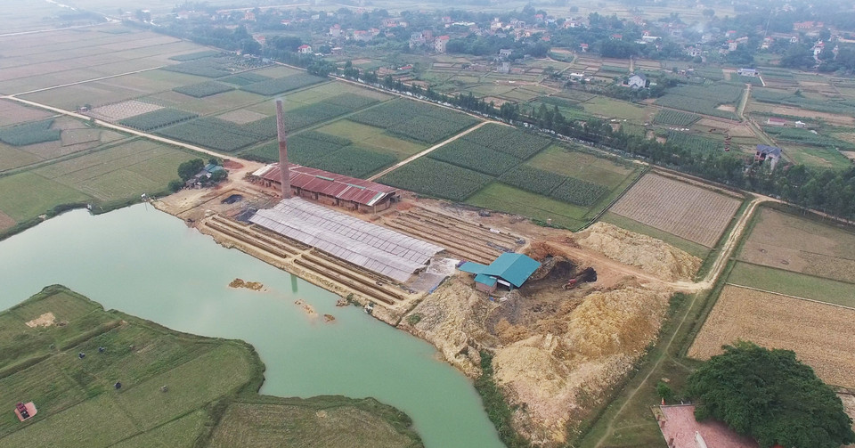 Những ai sẽ phải chịu trách nhiệm cho những công trình sừng sững không phép này? (Ảnh: PV/Vietnam+) Bài 5: Mang 500 triệu đi “cám ơn” Thanh tra xây dựng