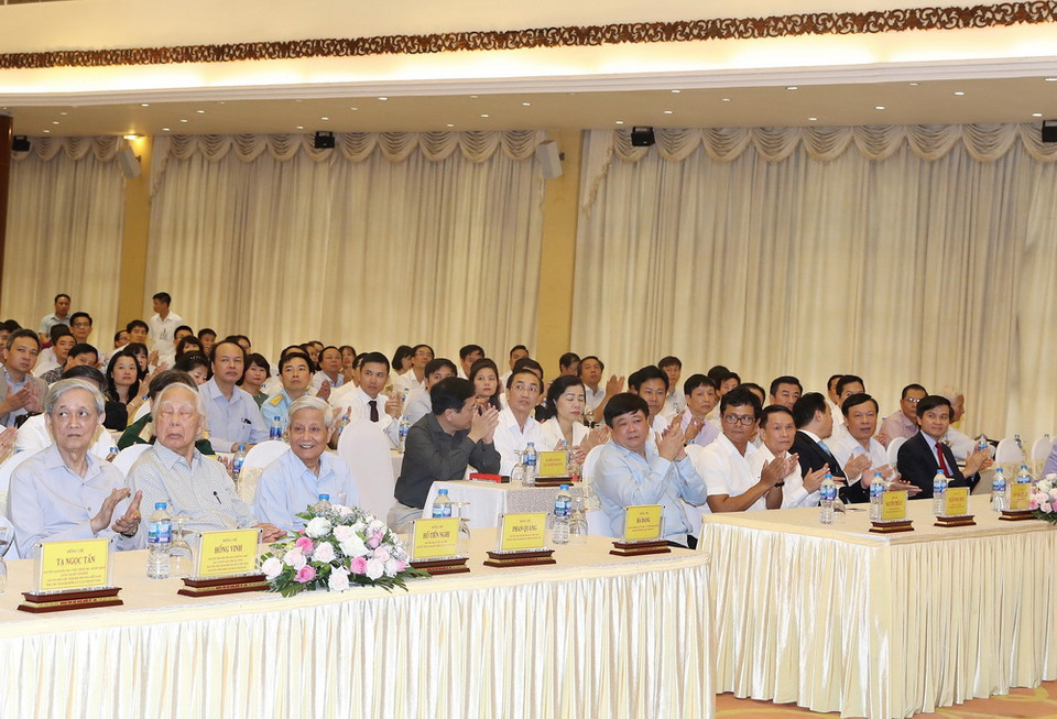 Các đồng chí lãnh đạo, nguyên lãnh đạo các cơ quan thông tấn, báo chí và đại biểu tham dự buổi gặp mặt. (Ảnh: Thống Nhất/TTXVN)