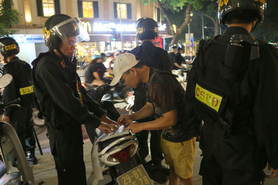 Cảnh sát cơ động thuộc Trung đoàn Cảnh sát cơ động (PK 20) Công an thành phố Hà Nội tiến hành xử lý trường hợp vi phạm giao thông. (Ảnh: Doãn Tấn/TTXVN)