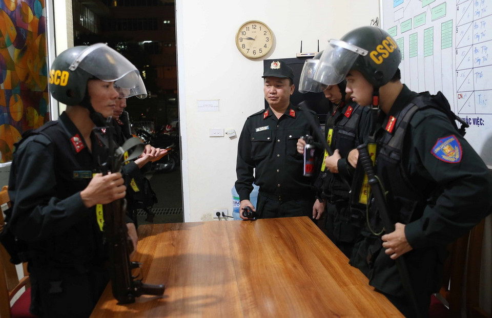 Cảnh sát cơ động thuộc Trung đoàn Cảnh sát cơ động (PK 20) Công an thành phố Hà Nội chuẩn bị lên đường triển khai công tác phòng chống đua xe trái phép trong thời gian diễn ra World Cup. (Ảnh: Doãn Tấn/TTXVN)