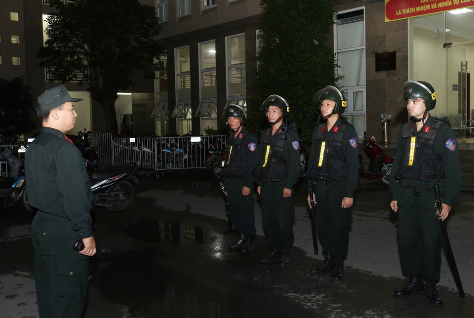 Cảnh sát cơ động thuộc Trung đoàn Cảnh sát cơ động (PK 20) Công an thành phố Hà Nội kiểm tra điều lệnh trước khi lên đường làm nhiệm vụ. (Ảnh: Doãn Tấn/TTXVN)