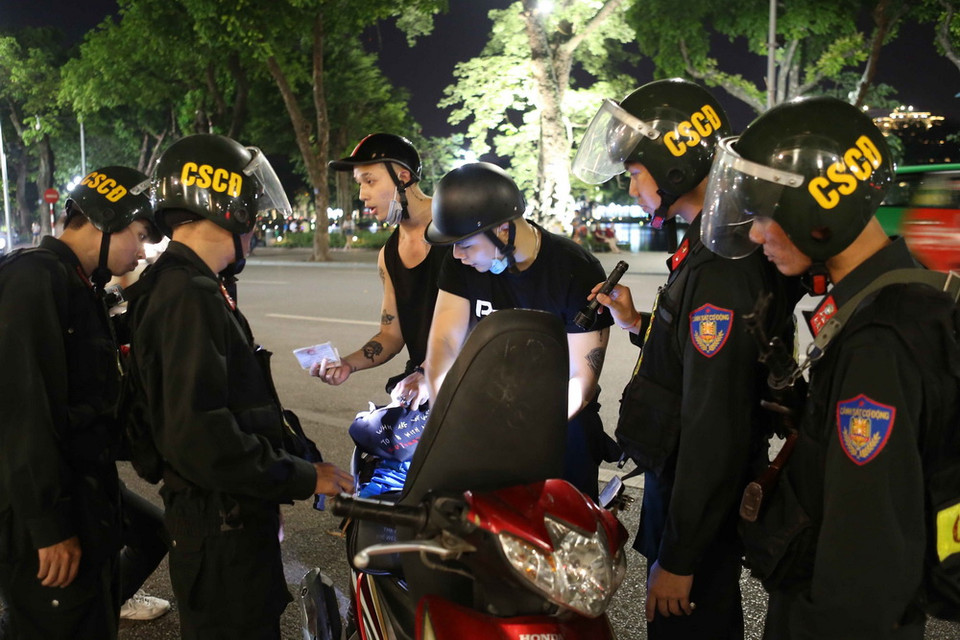 Cảnh sát cơ động thuộc Trung đoàn Cảnh sát cơ động (PK 20) Công an thành phố Hà Nội tiến hành xử lý trường hợp vi phạm giao thông. (Ảnh: Doãn Tấn/TTXVN)