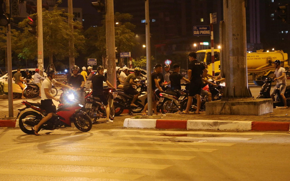 Nhiều thanh niên không đội mũ bảo hiểm tụ tập phố Lê Duẩn - Đại Cồ Việt để chuẩn bị cho việc đua xe trái phép. (Ảnh: Doãn Tấn/TTXVN)