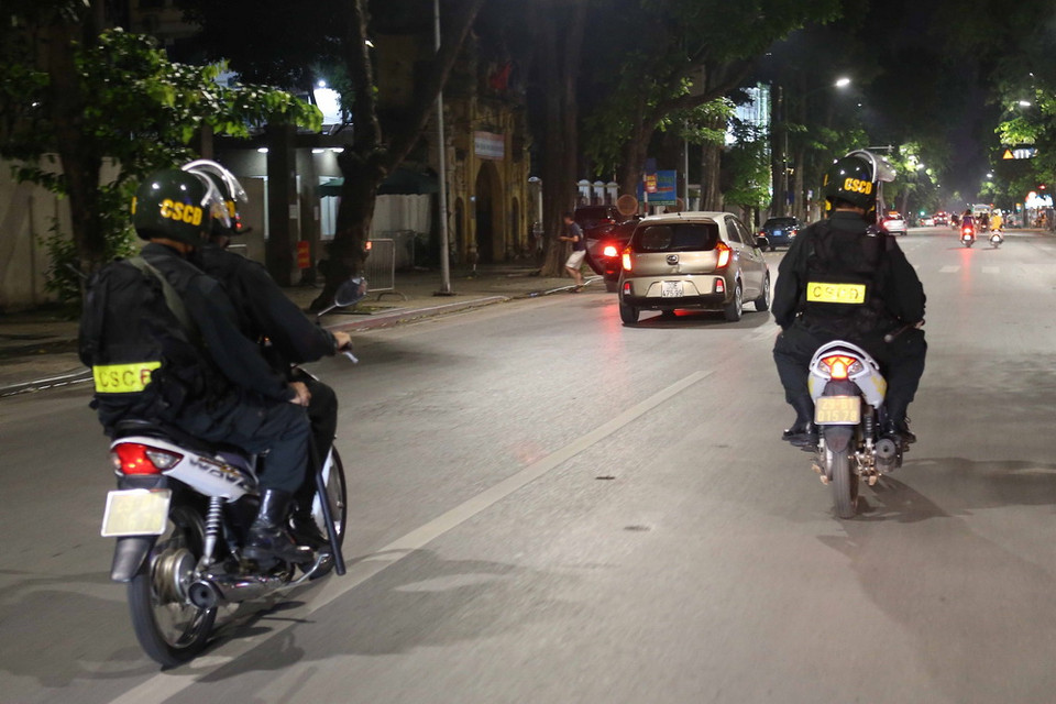 Cảnh sát cơ động thuộc Trung đoàn Cảnh sát cơ động (PK 20) Công an thành phố Hà Nội tuần tra kiểm soát trên các tuyến đường của Thủ đô. (Ảnh: Doãn Tấn/TTXVN)